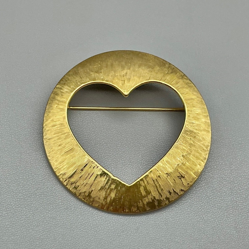 Vintage Monet Brooch Womens Gold Tone Textured Open Heart Circle Round Pin 2"